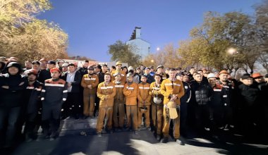 «Три года одна зарплата»: 200 металлургов вышли на протест в Актобе