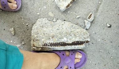 «Боимся за свою жизнь»: в Актау с фасада дома падают куски бетона