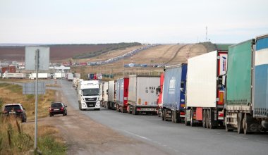 Россия развернула в Казахстан сотни фур: что происходит