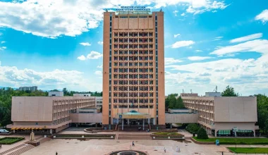 «Вот такой беспредел»: преподавательница КазНУ устроила скандал из-за увольнения