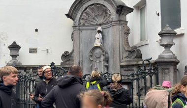 На писающего мальчика надели казахский шапан в Брюсселе