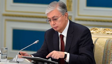 Токаев наградил плавильщика, известных артистов и альпиниста ко Дню Республики
