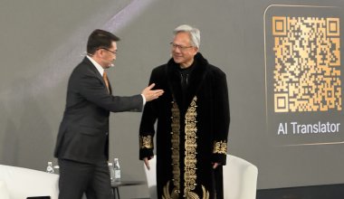 Главу NVIDIA Дженсена Хуанга облачили в казахский шапан