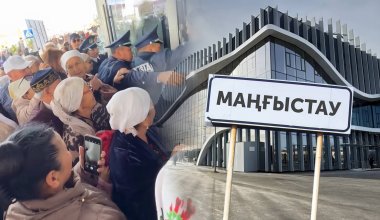 «Как дикари за бауырсаками»: открытие нового вокзала обернулось давкой в Мангистау