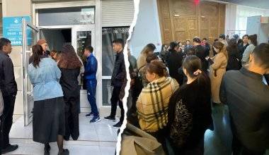 Школьные учителя пришли к акиму Мангистау требовать зарплату