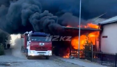 Два дома в огне: спасатели ликвидировали серьезную угрозу в Туркестане