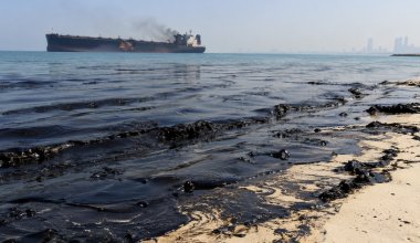 Море почернело: после атаки на танкер нефть достигла пляжей ОАЭ
