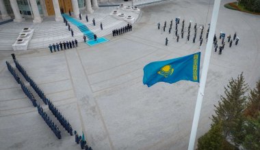 Под звуки гимна: в Астане торжественно подняли флаг Казахстана