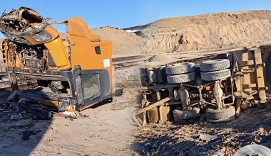 Пассажирский поезд протаранил грузовик в Карагандинской области