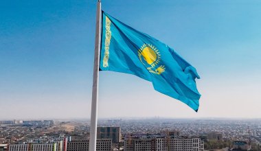 День Республики: на 100-метровом флагштоке Шымкента подняли государственный флаг