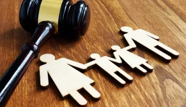 Должников по алиментам будут искать по доходам от такси, доставки и ставок