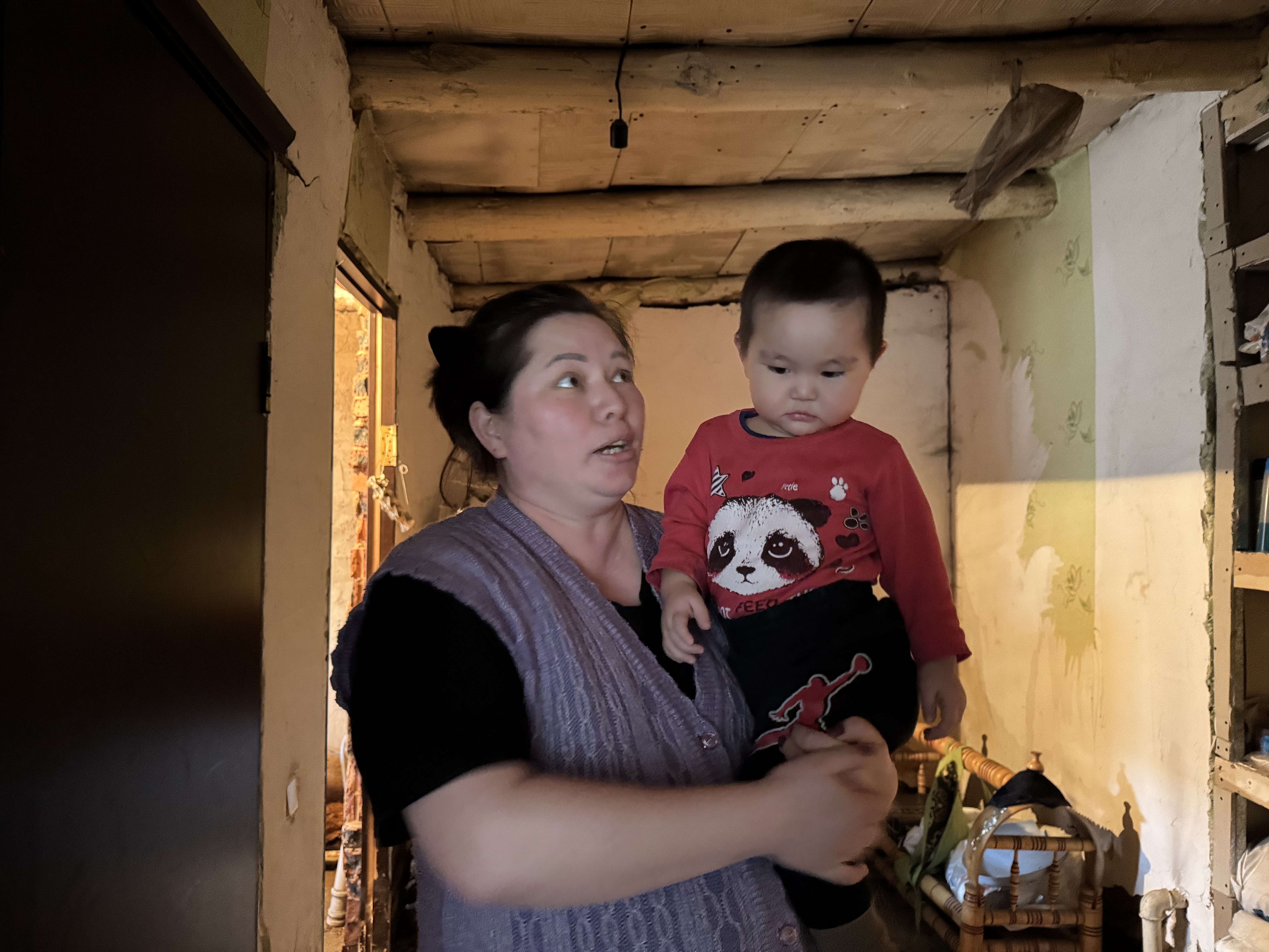 Әйел ісіп жатыр Әйел ісіп жатыр